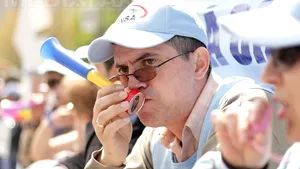 Sindicatele din Administraţie cer reîntregirea salariilor până la 31 mai şi ameninţă cu proteste