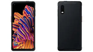 Revin smartphone-urile cu baterie detaşabilă? O mare companie tocmai a lansat un model în România