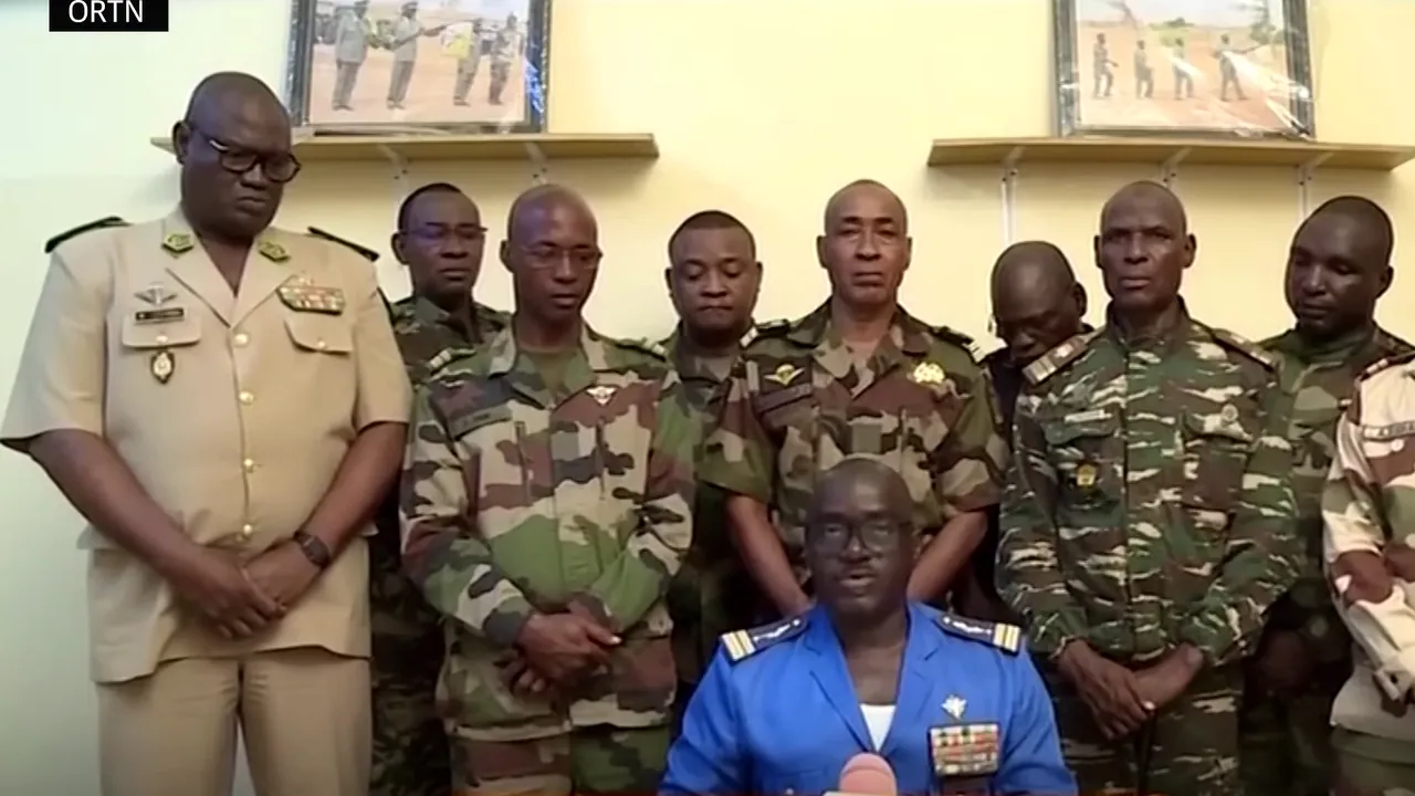 Militarii din Niger anunţă că preşedintele Mohamed Bazoum a încercat să evadeze