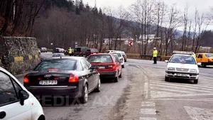 DN 1, aglomerat pe Valea Prahovei. Mii de turişti se îndreaptă către munte, unde vor petrece Paştele