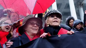 FOTO. Actriţa Sally Field, arestată la protestul pe tema schimbărilor climatice organizat de Jane Fonda