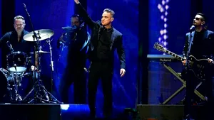 VIDEO Robbie Williams, în lacrimi pe scenă, în faţa a 50.000 de spectatori, în timpul unui omagiu adus victimelor atacului din Manchester: Toţi suntem un întreg! Noi suntem Manchester!