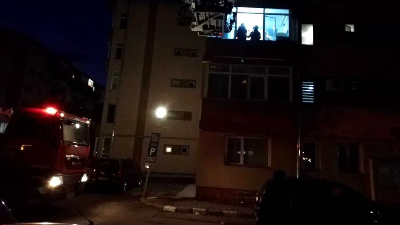 Două maşini avariate în Argeş de un acoperiş smuls de vântul puternic | VIDEO