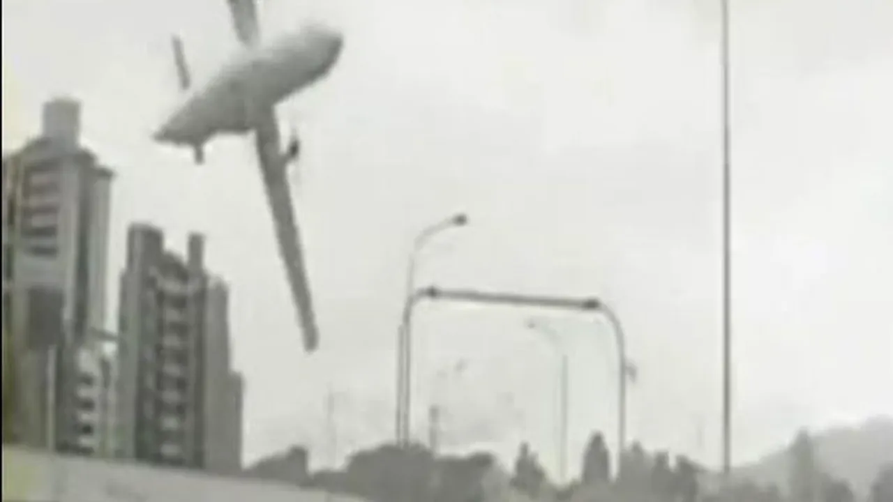 Un avion al unei companii asiatice, cu 58 de persoane la bord, s-a prăbuşit într-un râu. 12 persoane au decedat. VIDEO cu momentul prăbuşirii