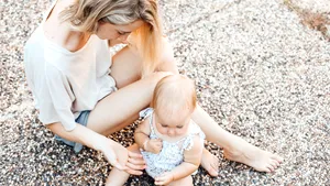 Senatul a adoptat tacit proiectul care permite mamelor să aibă indemnizaţii şi alte venituri