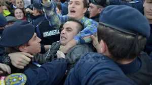 Incidente la mitinguri de la Braşov între susţinătorii şi opozanţii lui Ponta şi jandarmi - FOTO