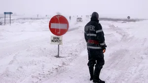 Vrancea: Numărul drumurilor blocate de zăpadă a ajuns la 17