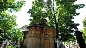 Zeci de persoane s-au adunat la cimitirul Bellu, pentru a-l vizita în cadrul Nopţii Muzeelor