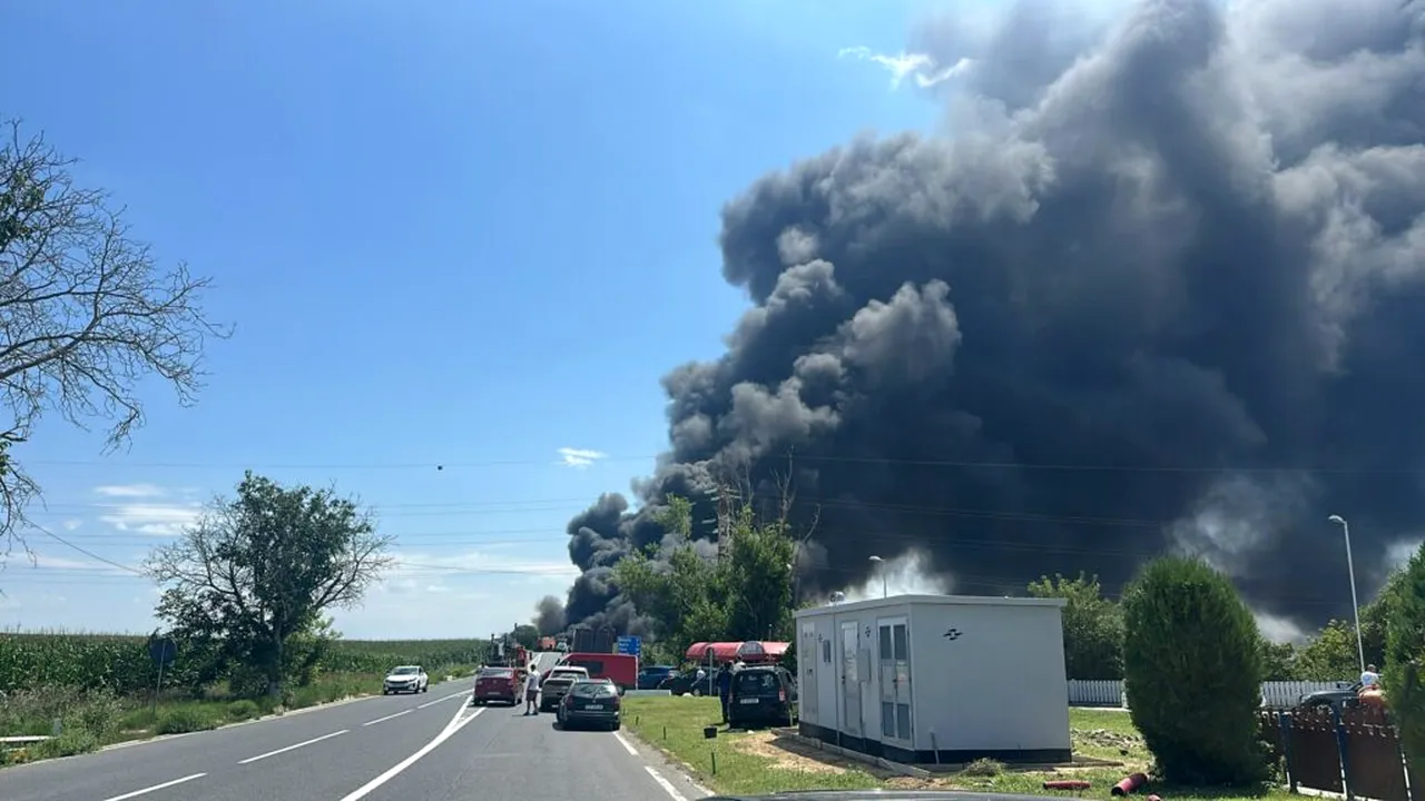 Incendiu după coliziunea dintre o autocisternă cu benzină și un buldoexcavator, pe DN2A, în județul Constanța