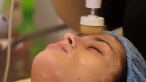 Trei femei au fost diagnosticate cu HIV după ce şi-au făcut „tratamente faciale”