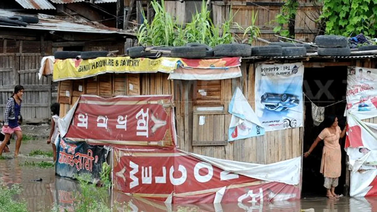 Cel puţin 15 morţi şi peste 40 de dispăruţi, în urma inundaţiilor din Nepal