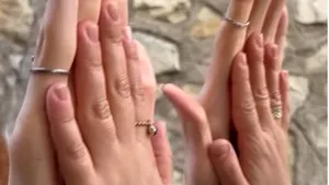 Persoana cu cele mai mari mâini din lume. Suferă de sindromul Weaver, este cercetătoare şi lucrează în IT VIDEO