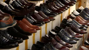 Lanţ de comerţ cu încălţăminte amendat pentru muncă „la gri”: normă parţială doar în acte