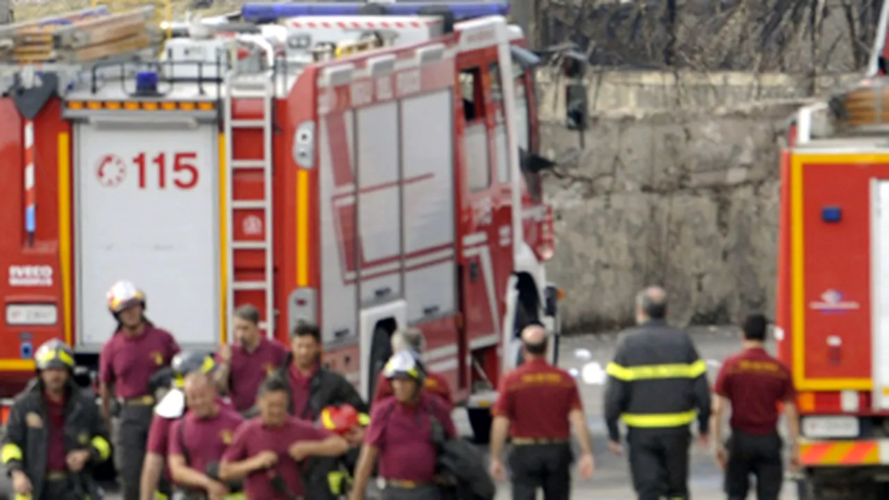 Un autocar plin cu români a luat foc pe o autostradă din Italia - VIDEO