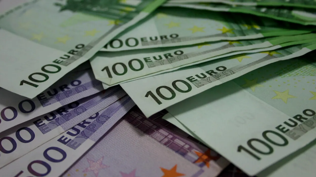 Cum au reacționat piețele financiare franceze după demisia premierului. Bursa a scăzut, euro s-a prăbușit