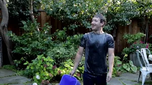 De ce şi-a turnat Mark Zuckerberg o găleată cu apă în cap - VIDEO