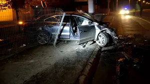 Un bărbat a murit după ce maşina pe care o conducea s-a izbit de un stâlp