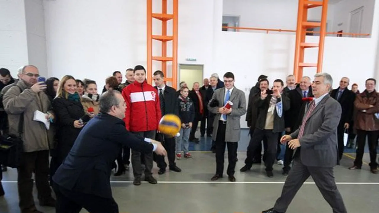 Boc a executat mai multe lovituri de pedeapsă la handbal, la inaugurarea unei săli de sport - FOTO