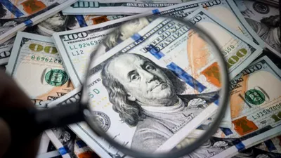 ECONOMIC Dolarul se întărește puternic, iar euro ajunge la minimul din mai 2025. Ce înseamnă pentru România