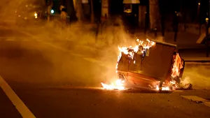 Proteste violente în suburbiile Parisului, în plină stare de urgenţă. Sute de manifestanţi au atacat poliţia