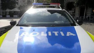 Imagini șocante din curtea unui spital. Un agent de pază lovește un livrator