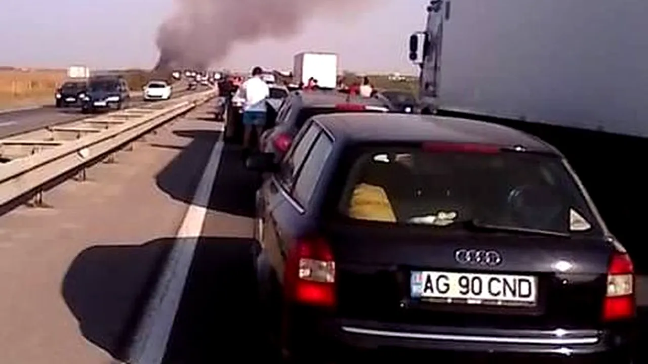 Circulaţie rutieră îngreunată pe A1 din cauza unui incendiu de vegetaţie uscată - FOTO