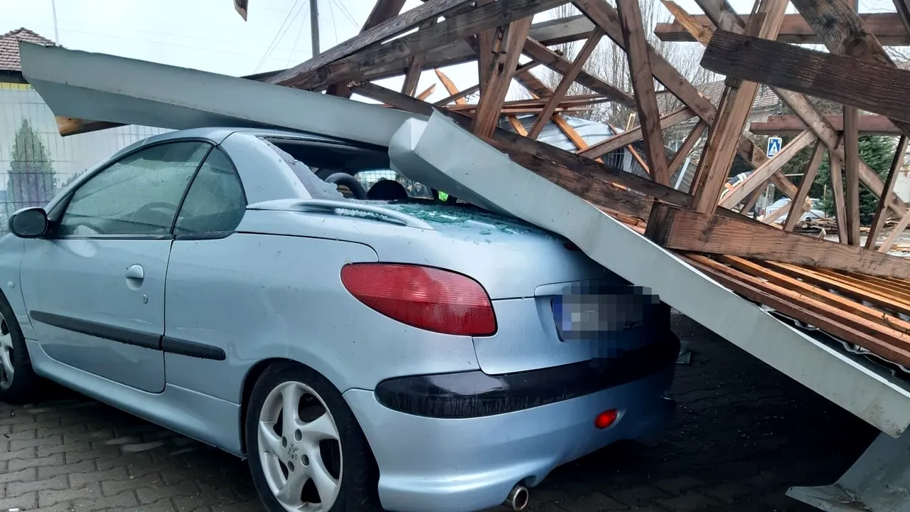 FOTO: Vreme extremă în România. Un acoperiş luat de vânt a avariat mai multe maşini, la Caraş-Severin
