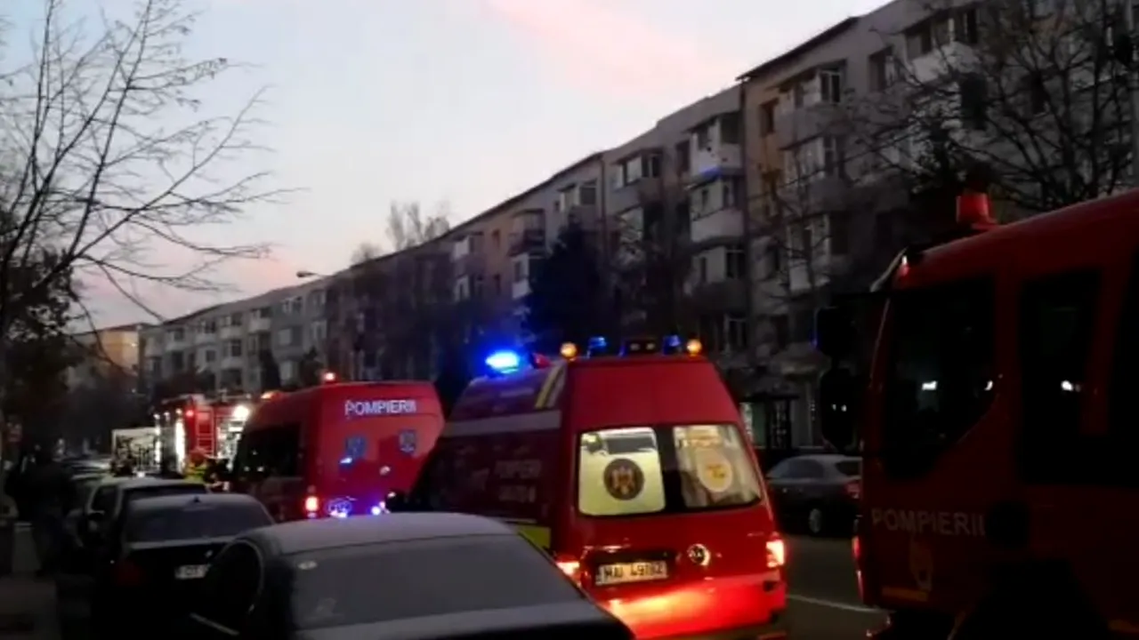 Incendiu într-un bloc din Bistriţa: Mai multe persoane intoxicate cu fum. Un bărbat a murit