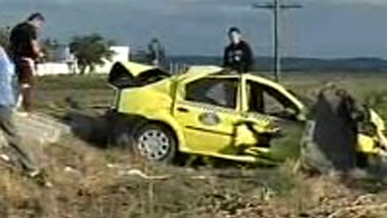 Iaşi: 4 persoane rănite după ce un taximetru a fost lovit de un tren (Video)