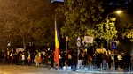 Peste o sută de persoane protestează în fața Arestului Central din București. Oamenii cer eliberarea lui Călin Georgescu