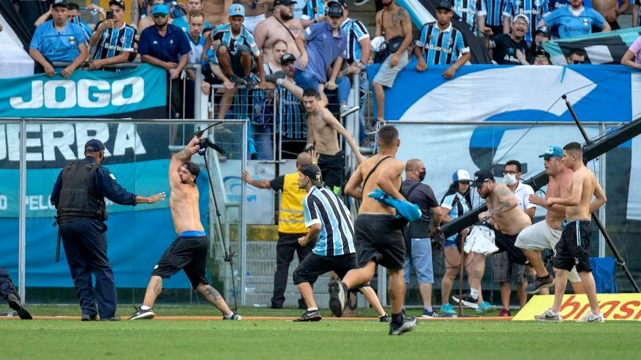 VIDEO Suporterii au invadat terenul în Brazilia şi au distrus sistemul VAR