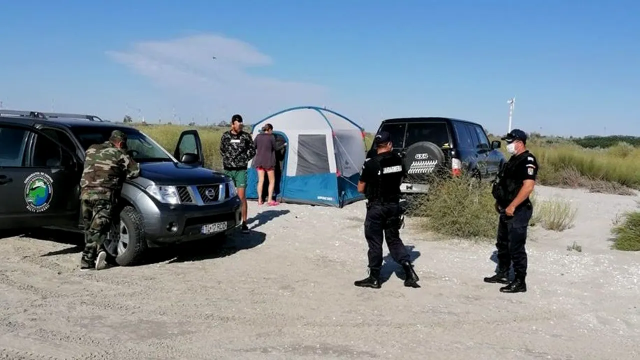 Amenzi de 28.000 de lei pentru turiştii care au campat ilegal şi au pătruns cu maşina pe plajele sălbatice