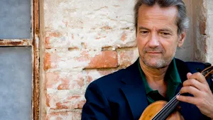 Violonistul Giuliano Carmignola vine în România pentru un concert caritabil, de ziua Regelui Mihai