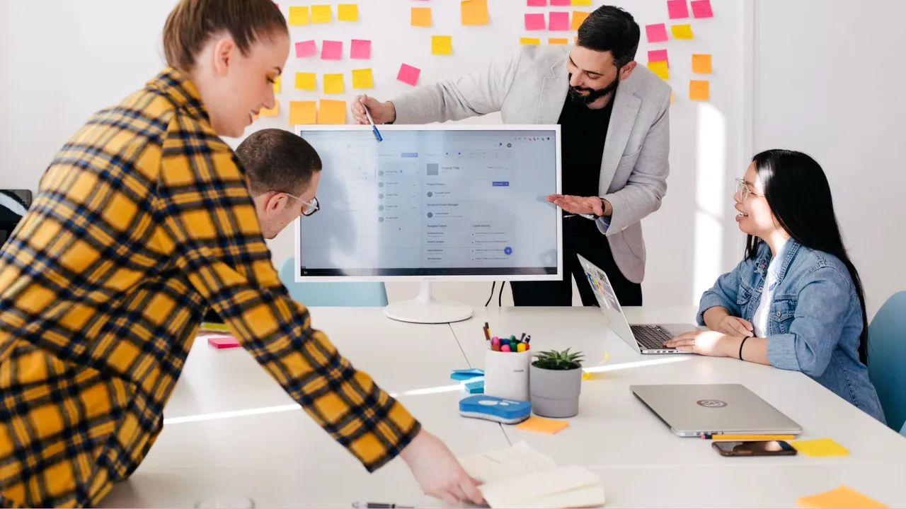 Principalele beneficii ale unei echipe dedicate de software development
