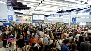 Aproape o treime dintre zboruri au fost anulate în Franţa, pe fondul grevei din sectorul public