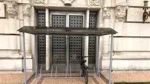 Deputaţii se laudă că au biciclete, dar le ţin...în portbagaj. Ce îi reţine pe aleşi să vină pedalând la serviciu 