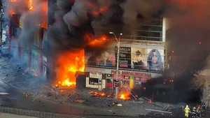 VIDEO Incendiu major cu degajări mari de fum la un magazin de pe Calea 13 Septembrie din Capitală / Avertizare RO-ALERT pentru bucureşteni