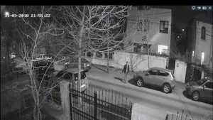 Poliţiştii cer ajutorul oamenilor pentru a-l prinde pe piromanul din Capitală | Imaginile cu bărbatul care a incendiat opt maşini |GALERIE FOTO, VIDEO