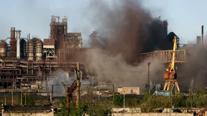 Războiul din Ucraina, a 75-a zi. Militarii ucraineni prinşi în combinatul siderurgic Azovstal nu renunţă. Bombardamentele ruse continuă. Ruşii îmbrăcaţi în militari ucraineni ar putea ataca civilii. Patru rachete au lovit zona Odesa