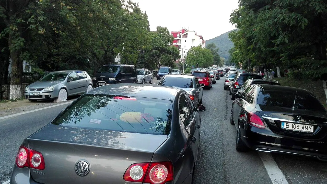 Căderi de pietre pe Valea Oltului. Tronsonul de drum în care circulaţia este alternativă 