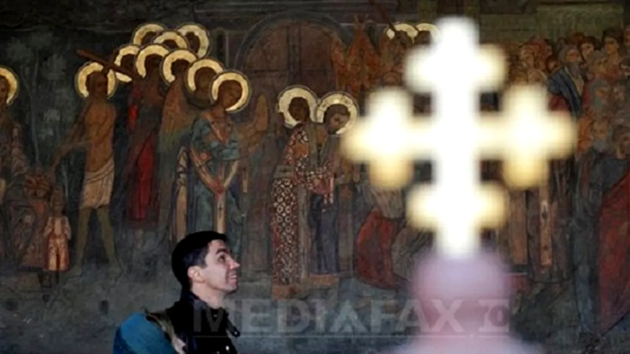 Peste 100.000 de pelerini s-au închinat moaştelor sfinţilor de la Catedrala Patriarhală. Oamenii au stat la coadă şi 20 de ore