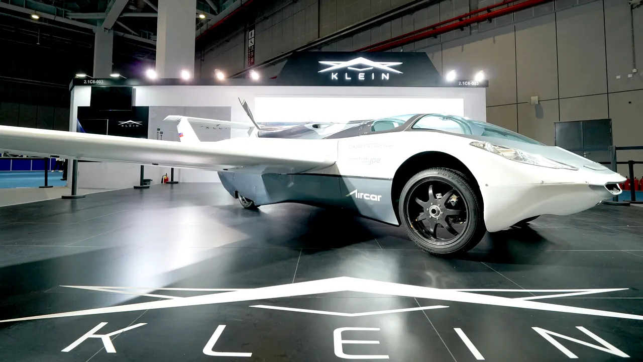 AirCar este maşina care se transformă în avion. Poate zbura la 300 de metri înălţime cu o viteză de 200 km/h