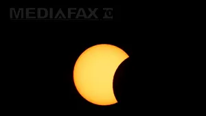 Cum poate fi privită eclipsa de Soare, vizibilă joi din România