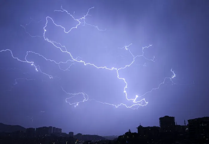 METEO UPDATE: Cod roșu de vijelii, ploi torențiale și grindină în București
