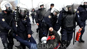 Zeci de arestări după o manifestaţie în favoarea laicităţii în şcoli