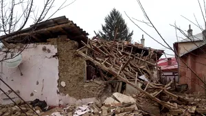 FOTO: Un pompier aflat în timpul liber a devenit salvatorul unui cuplu de vârstici, răniţi în urma unei explozii 