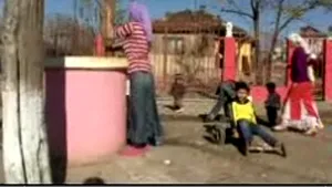 Problema romilor din România, din nou în atenţia presei franceze. Necesitatea educaţiei, ilustrată într-un reportaj realizat în satul Bărbuleşti - VIDEO