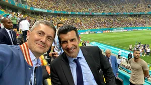 Politicienii, ironizaţi după ce au luat cu asalt Arena Naţională pentru fotografii: ”De când aştepta Figo să-l cunoască pe Barna”
