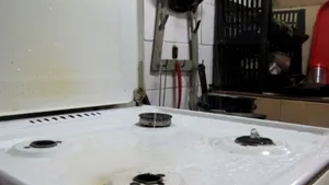  IMAGINILE ZILEI. Aragazul din care iese apă. Proprietar: Încă nu se aprinde apa furnizată prin conducta de gaz / Cum a racordat greşit conductele un muncitor din Cluj