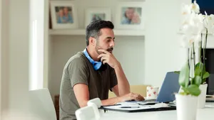 Studiu: De ce tot mai mulţi oameni lucrează de acasă vinerea 